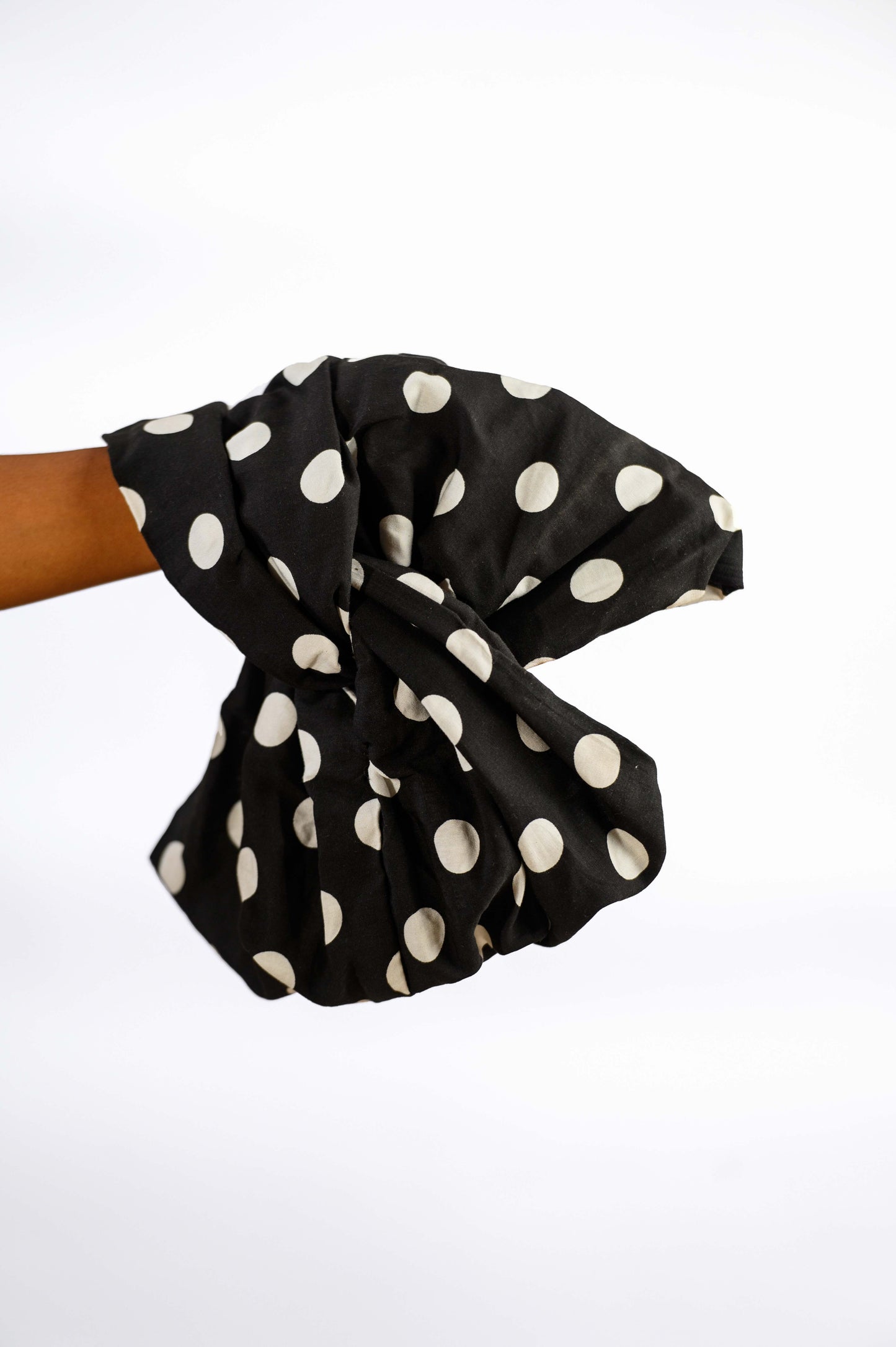 Le foulard pré-noué 2-en-1 PEAS accroché, mettant en valeur ses magnifiques motifs rétro. Fabriqué en 100 % coton, ce foulard artisanal est un must-have pour celles qui cherchent à ajouter une touche vintage à leur collection d'accessoires. Une pièce d'édition limitée à ne pas manquer !