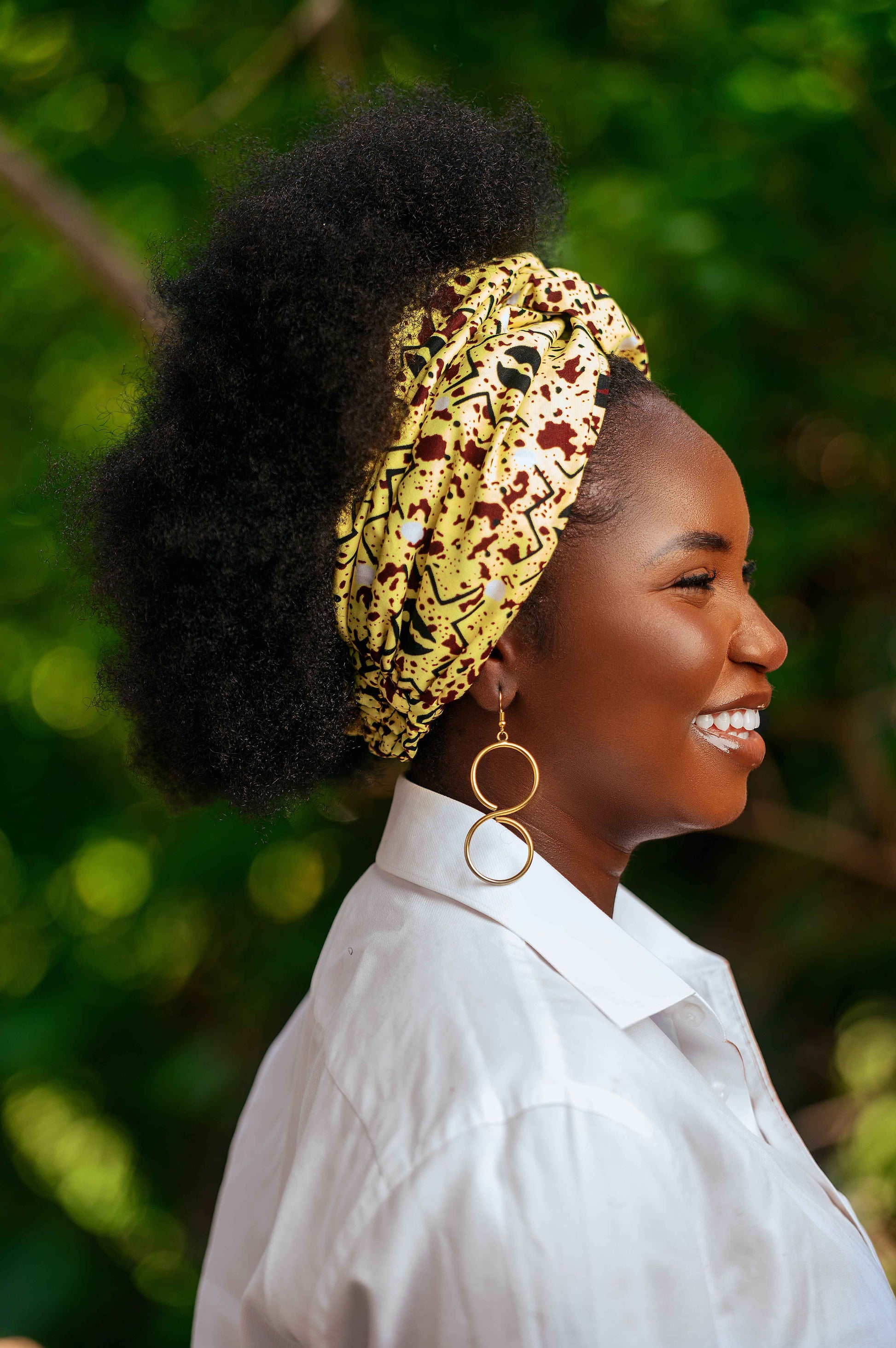 Vue de profil du foulard pré-noué SIKA, modulable et élégant. Porté en bandeau, il est facile à ajuster et convient à tous les tours de tête. Ce foulard en 100 % coton est parfait pour compléter vos tenues classiques et modernes.